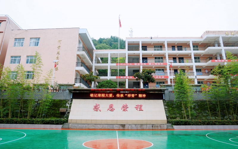 十七年深情伴成長(zhǎng)，十五載回訪續(xù)華章 —— 榮程集團(tuán)董事會(huì)主席張榮華一行回訪略陽(yáng)榮程中學(xué)